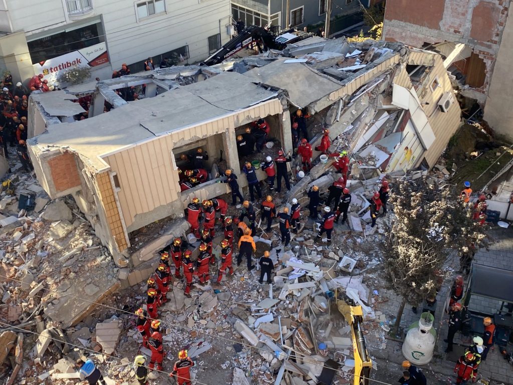 Bir Binanın Enkazında Kaybolan Vicdan